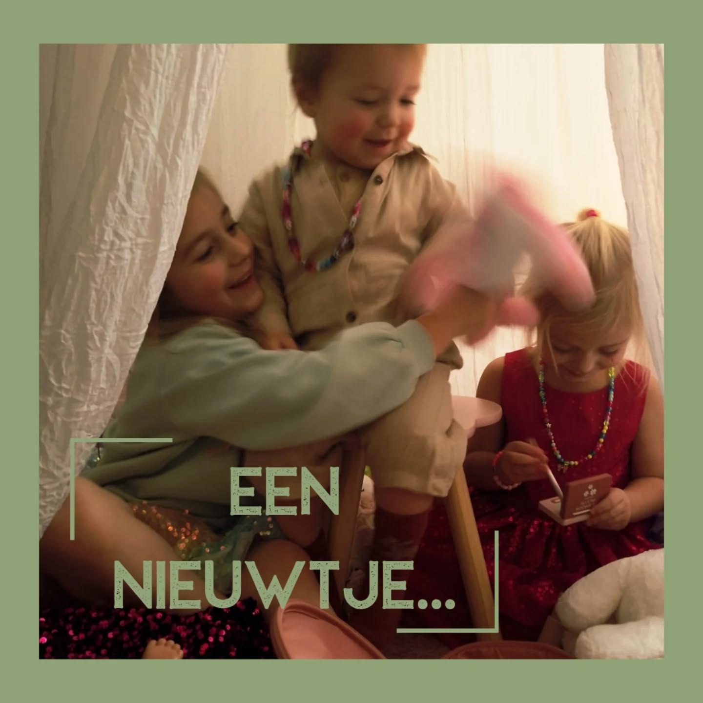 Kerstvakantie...

Tijd om te ontspannen en te genieten...

En voor ons begon de vakantie vandaag extra speciaal:

De meiden zijn officieel in de meerderheid! 🩷 Terwijl Lenn zijn positie als enige zoon in huis verdedigt, maken wij ons op voor nóg meer girl power. In de lente wordt onze vierde kleine spruit geboren: een meisje!"

Geniet van elkaar de komende dagen mensen!